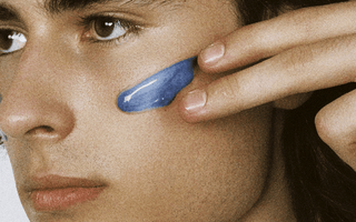 Homme blanc qui fait sa routine skincare avec Reflet 