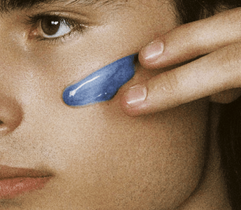 Homme blanc qui fait sa routine skincare avec Reflet 