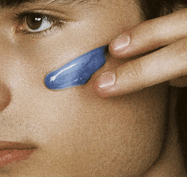 Homme blanc qui fait sa routine skincare avec Reflet 