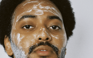 Homme noir qui fait sa routine skincare avec Reflet
