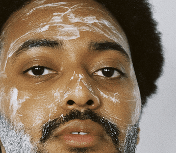 Homme noir qui fait sa routine skincare avec Reflet