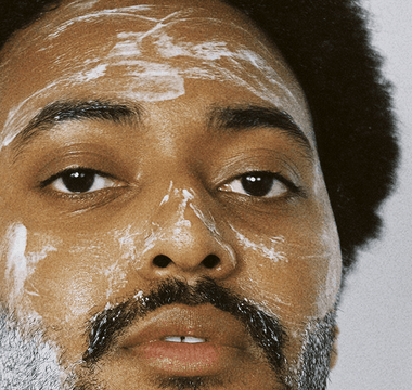 Homme noir qui fait sa routine skincare avec Reflet