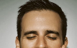 Un homme bien reposé grace à sa routine skincare Reflet