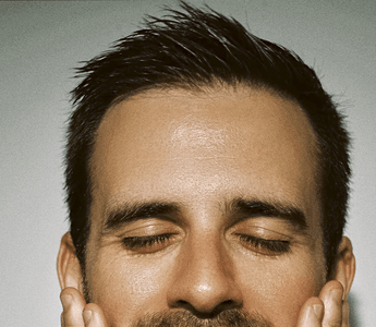 Un homme bien reposé grace à sa routine skincare Reflet