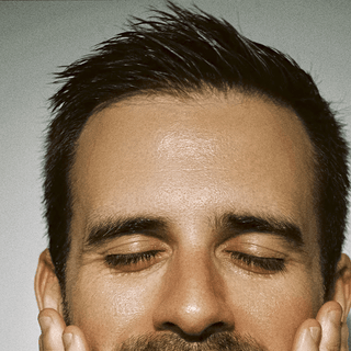 Un homme bien reposé grace à sa routine skincare Reflet