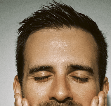 Un homme bien reposé grace à sa routine skincare Reflet