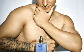 Un homme qui utilise un Lait Nettoyant à l'Argile Bleue pour s'hydrater