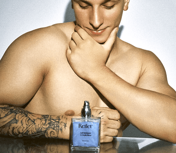Un homme qui utilise un Lait Nettoyant à l'Argile Bleue pour s'hydrater