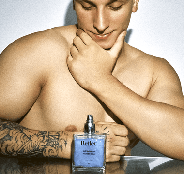 Un homme qui utilise un Lait Nettoyant à l'Argile Bleue pour s'hydrater